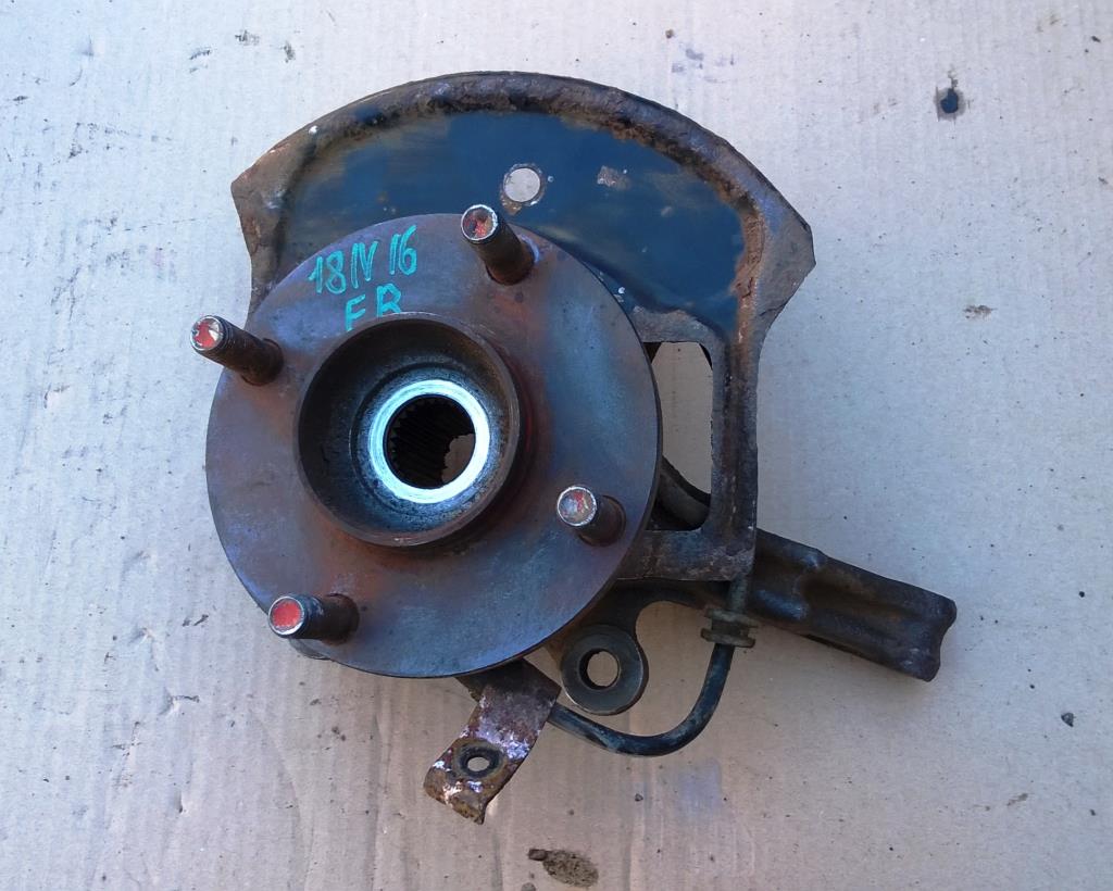 NISSAN ALMERA (N16) 2000-2006 для Кулак передний правый