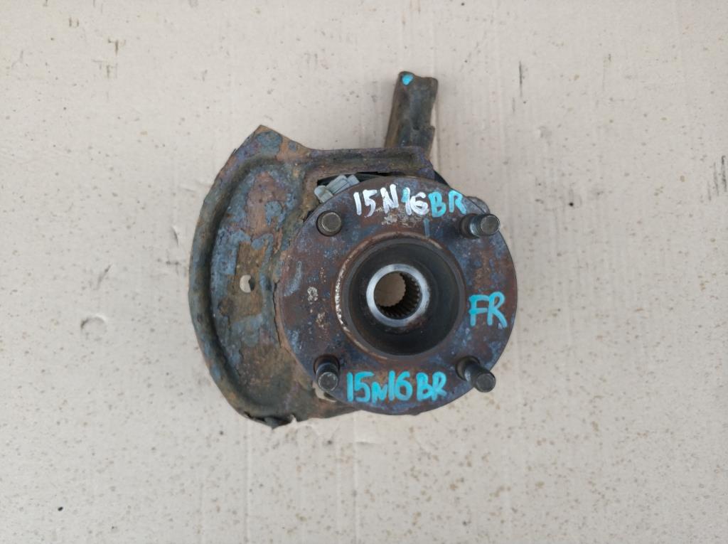 NISSAN ALMERA (N16) 2000-2006 для Кулак передний правый