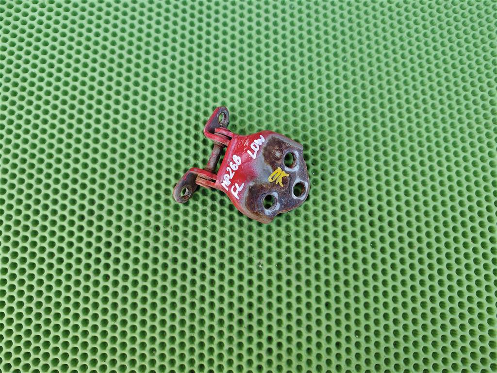 MITSUBISHI PAJERO 1982-1990 для Петля двери передней левой (нижняя)