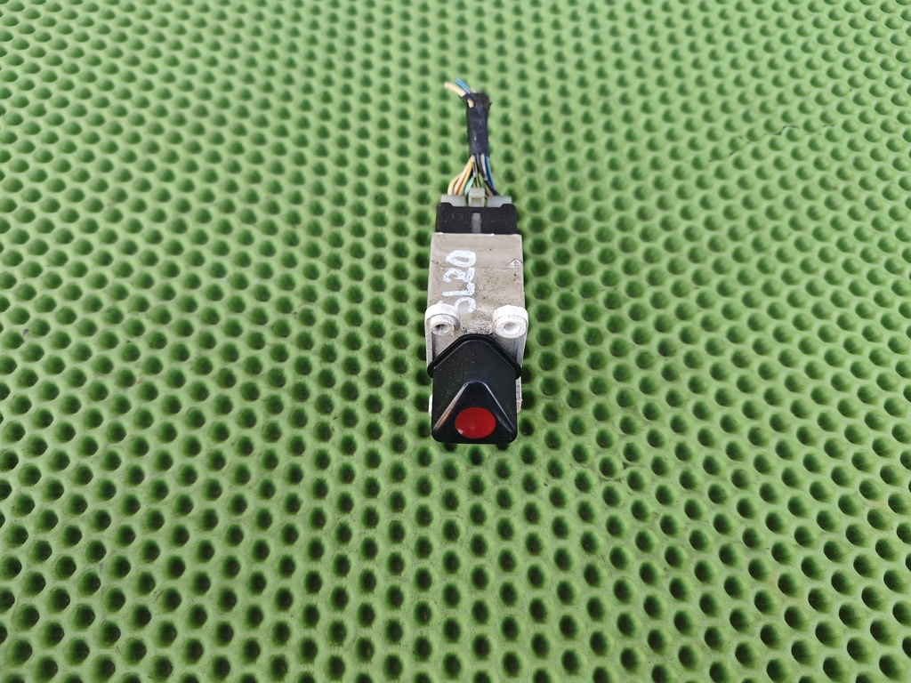 SUBARU LEGACY (B11) 1994-1998 для Кнопка аварийной сигнализации