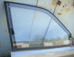 Стекло двери передней правой для AUDI 100 (44) 1983-1991  запчасти бу