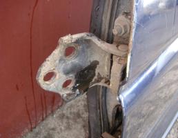 Петля двери передней левой (верхняя) для MITSUBISHI PAJERO/MONTERO (V1,V2,V3,V4) 1990-1997  запчасти бу