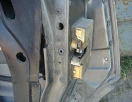 Замок двери задней правой для AUDI 100 (44) 1983-1991  запчасти бу