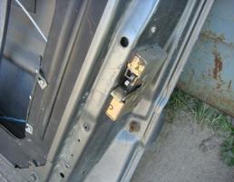 Замок двери передней правой для AUDI 100 (44) 1983-1991  запчасти бу