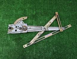 Стеклоподъёмник механический передний правый для MITSUBISHI PAJERO 1982-1990  запчасти бу