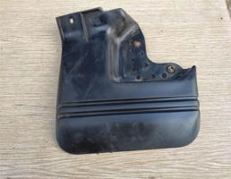 Брызговик передний правый для MITSUBISHI PAJERO/MONTERO (V1,V2,V3,V4) 1990-1997  запчасти бу