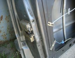 Замок двери передней левой для AUDI 100 (44) 1983-1991  запчасти бу