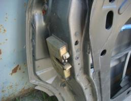 Замок двери задней левой для AUDI 100 (44) 1983-1991  запчасти бу