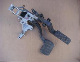 Кронштейн крепления педалей для AUDI A4 (B5) 1994-2000  запчасти бу