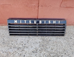 Решетка радиатора для MITSUBISHI PAJERO 1982-1990  запчасти бу